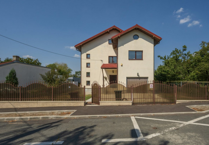 O proprietate imobiliară deosebită, formată din casă și mult teren! 