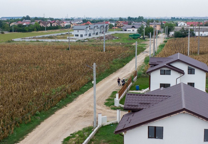 Teren intravilan Ilfov Ciorogarla, 1km dupa manastirea Samurcasesti-Darvari